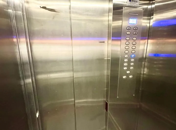 Semipiso sobre Av del Libertador,  muy luminoso con cochera y dependencia  4