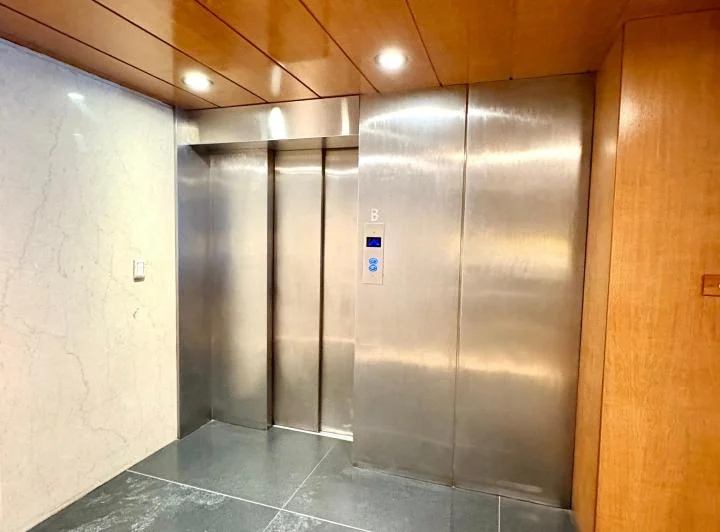 Semipiso sobre Av del Libertador,  muy luminoso con cochera y dependencia  5