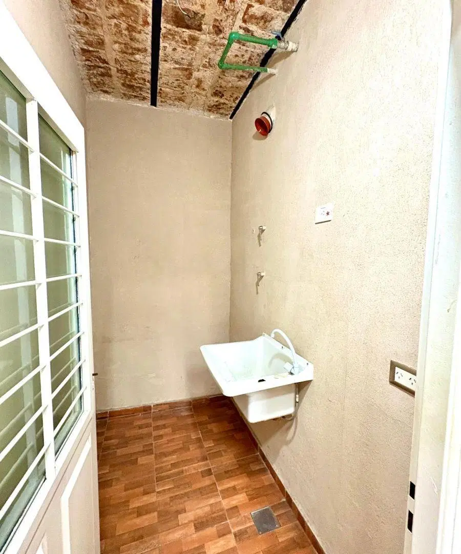 Local de 3.50 vidriera x 16 metros profundidad con baños y oficina/deposito 2