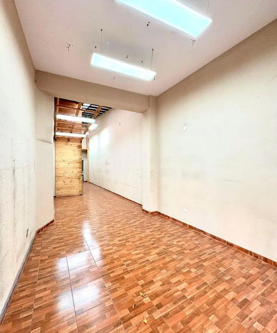 Local de 3.50 Vidriera X 16 m Profundidad con Baños y Oficina/deposito 5