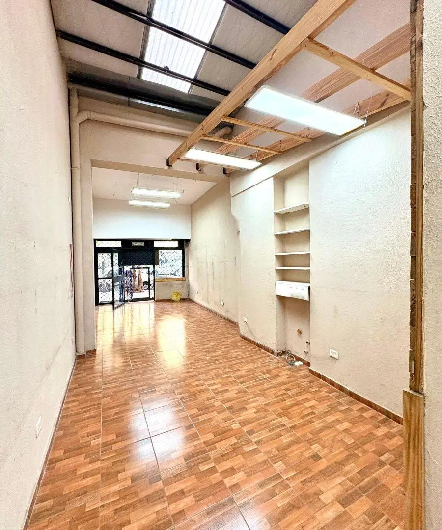 Local de 3.50 Vidriera X 16 m Profundidad con Baños y Oficina/deposito 2