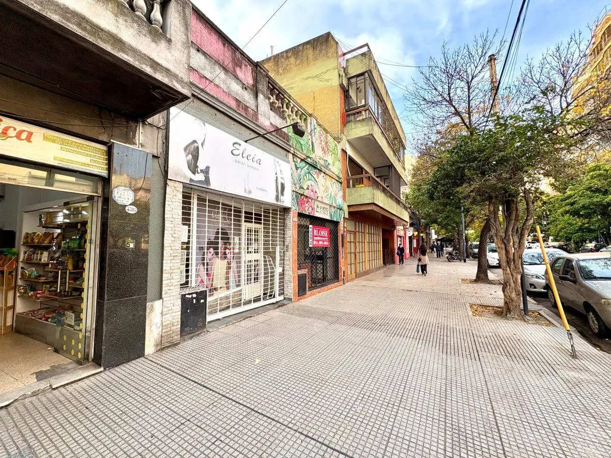 Local de 3.50 Vidriera X 16 m Profundidad con Baños y Oficina/deposito 1