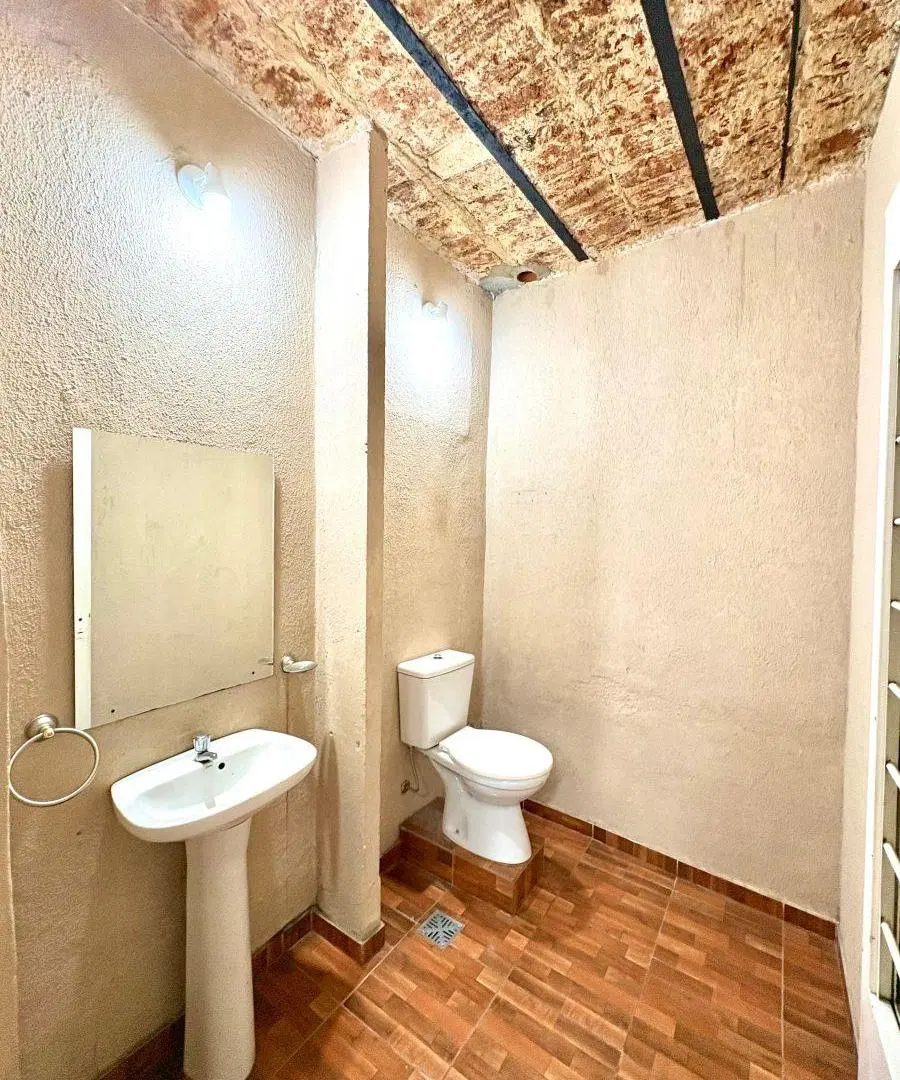 Local de 3.50 Vidriera X 16 m Profundidad con Baños y Oficina/deposito 3