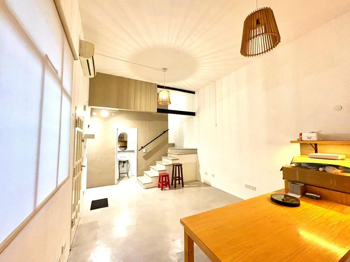 Departamento por pasillo en duplex con pequeña terraza y parrilla. Opción cochera 2