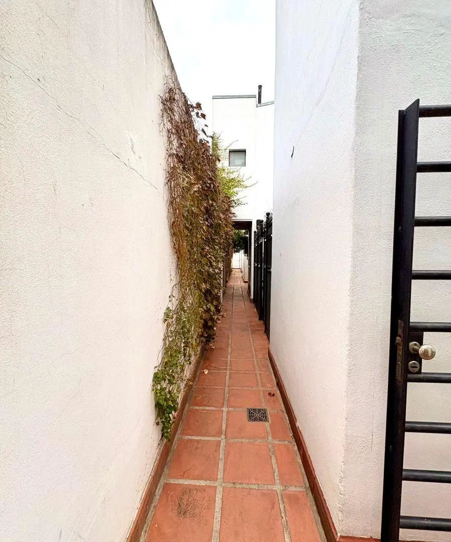Departamento por pasillo en duplex con pequeña terraza y parrilla. Opción cochera 1