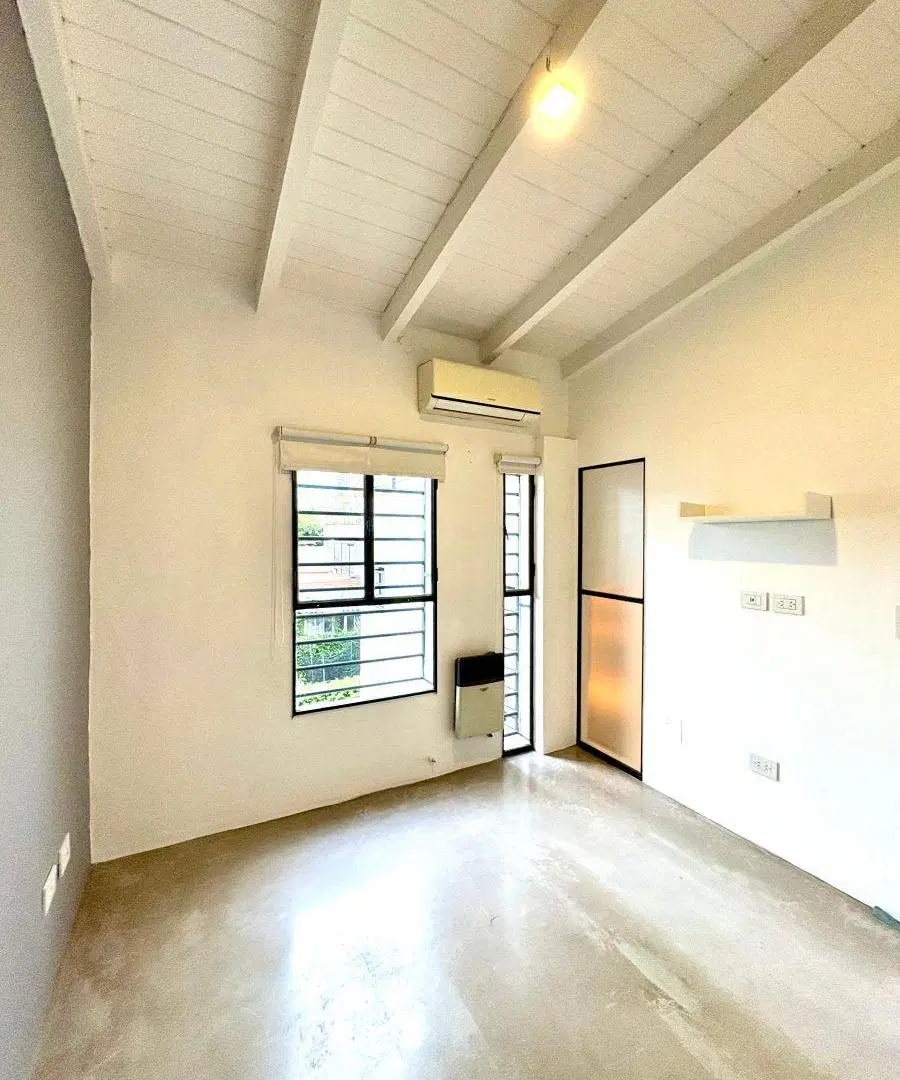 Departamento por pasillo en duplex con pequeña terraza y parrilla. Opción cochera 2