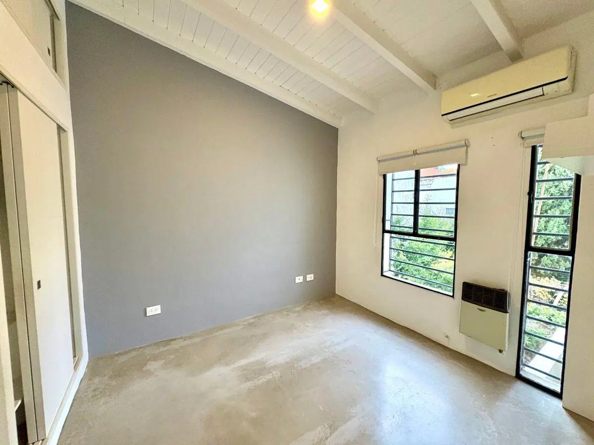 Departamento por pasillo en duplex con pequeña terraza y parrilla. Opción cochera 3