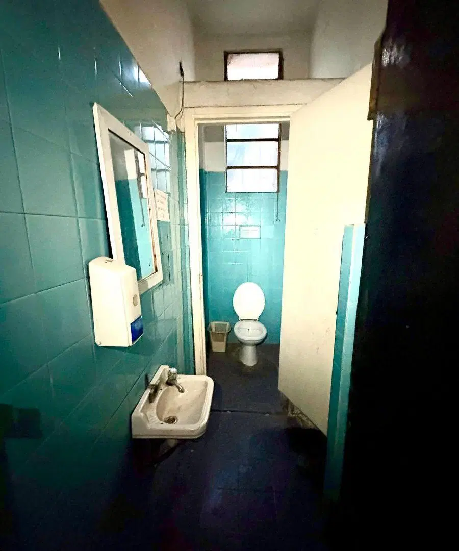 Local 3.90 frente x 12 fondo con 2 baños y depósito 4