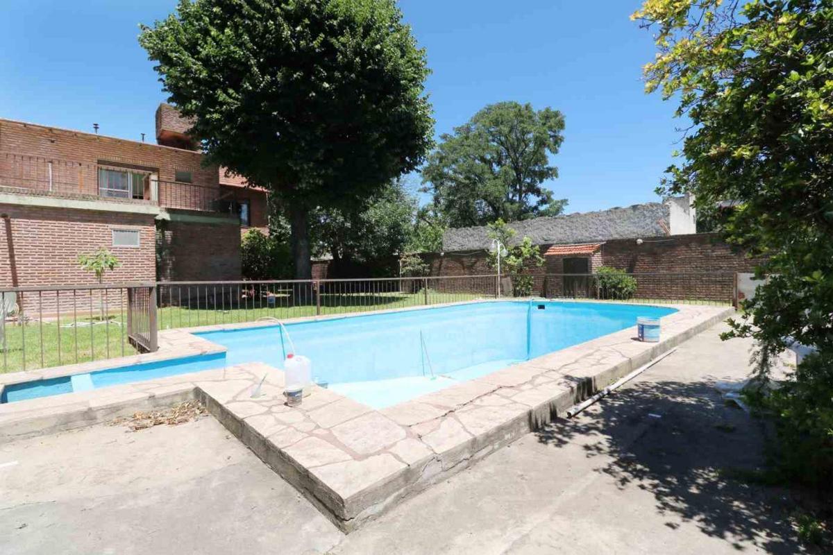 Casa 7 Am 2 Coch + Depto Pileta Venta Hurlingham 3