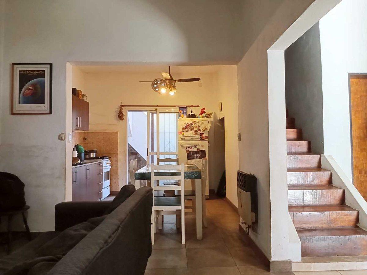 Venta Amplia Casa - Coch. Terraza, Jadrín y Dpto. 2