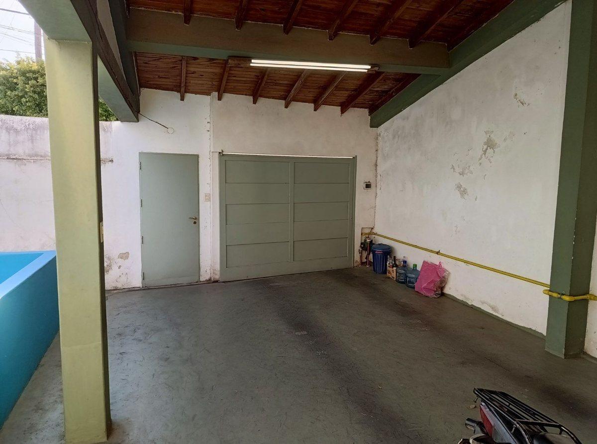 Venta Amplia Casa - Coch. Terraza, Jadrín y Dpto. 1