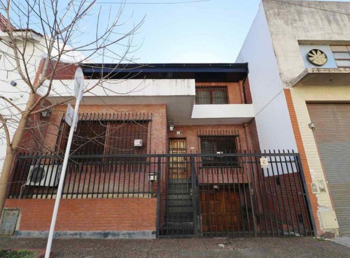 Casa 5 ambientes cochera doble patio terraza Flore 1