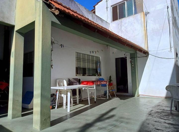 VENTA AMPLIA CASA - COCH., TERRAZA, JADRÍN Y DPTO. 4