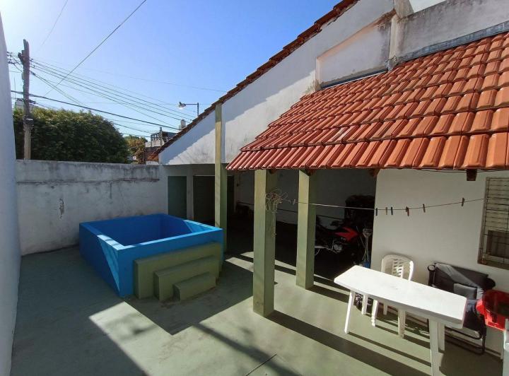 VENTA AMPLIA CASA - COCH., TERRAZA, JADRÍN Y DPTO. 3