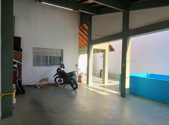 VENTA AMPLIA CASA - COCH., TERRAZA, JADRÍN Y DPTO. 2
