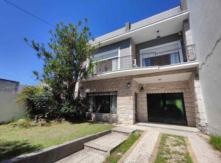 VENTA CASA DE CATEGORIA 4 AMB PILETA VILLA LUGANO 5