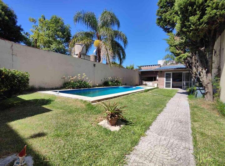 VENTA CASA DE CATEGORIA 4 AMB PILETA VILLA LUGANO 4