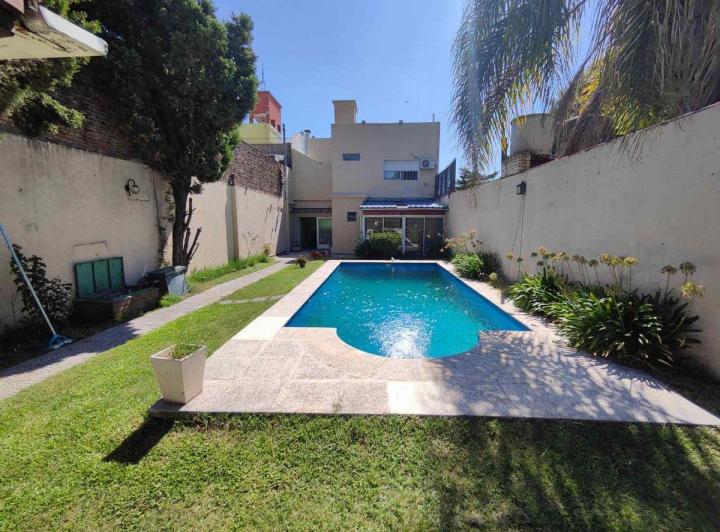 VENTA CASA DE CATEGORIA 4 AMB PILETA VILLA LUGANO 1