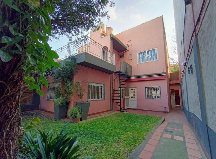 VENTA CASA CON JARDÍN EN LOTE PROPIO - PARQUE CHAS 1