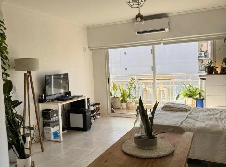 Monoambiente con balcón alquiler Belgrano 1