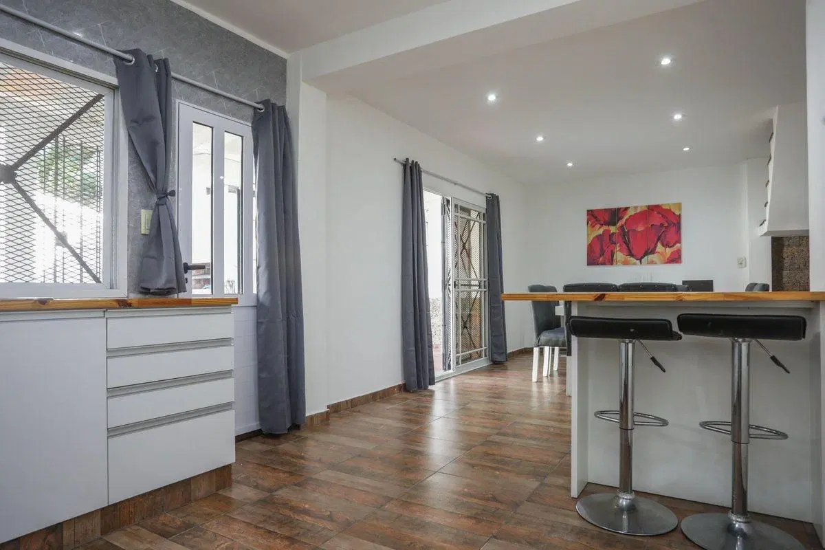VENTA CASA 6 AMB CON JARDIN Y TERRAZA V. URQUIZA 2