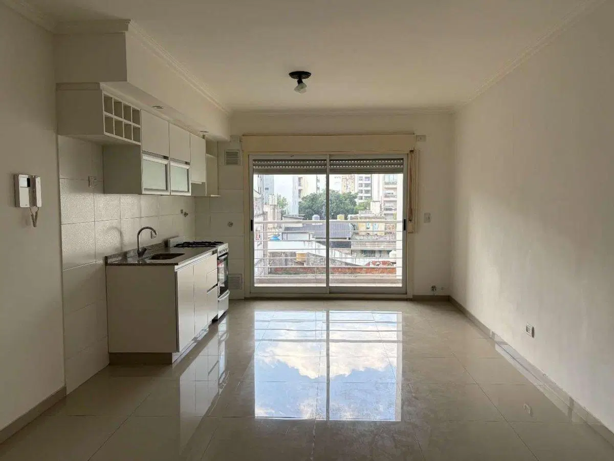 ALQUILER MONOAMBIENTE EN FLORES – 4° PISO LUMINOSO 2