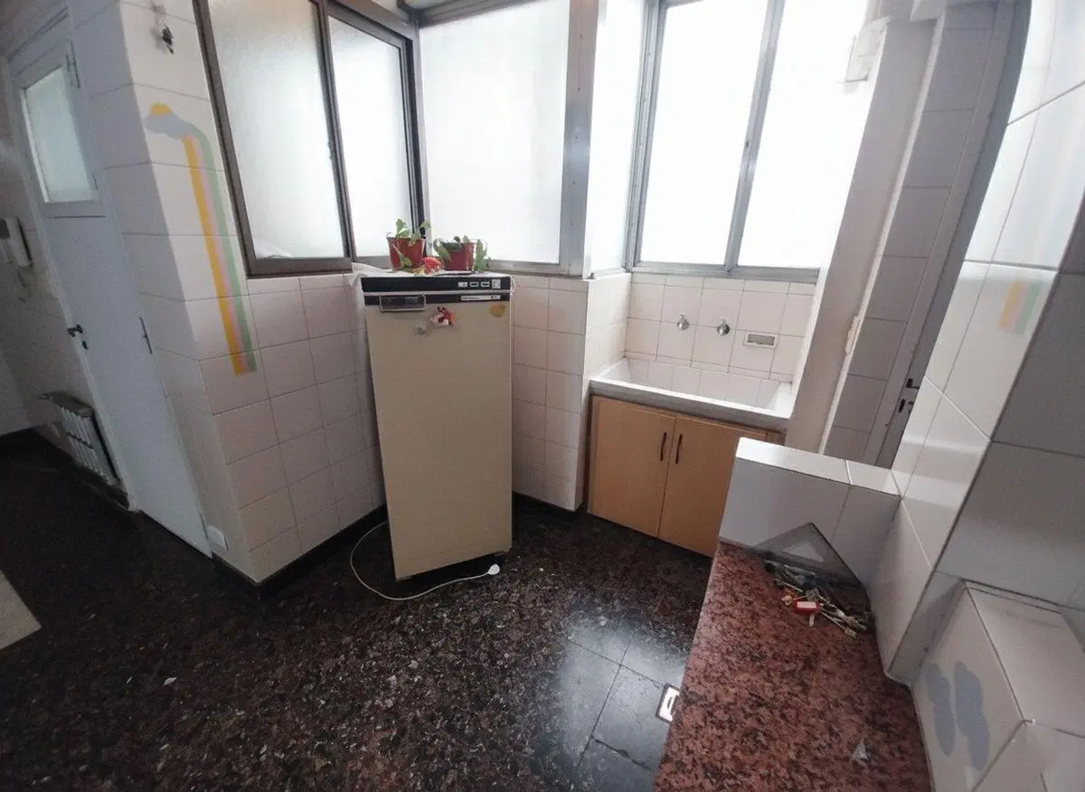 Comodo semipiso 4 ambientes c/coch. Bajas expensas 3