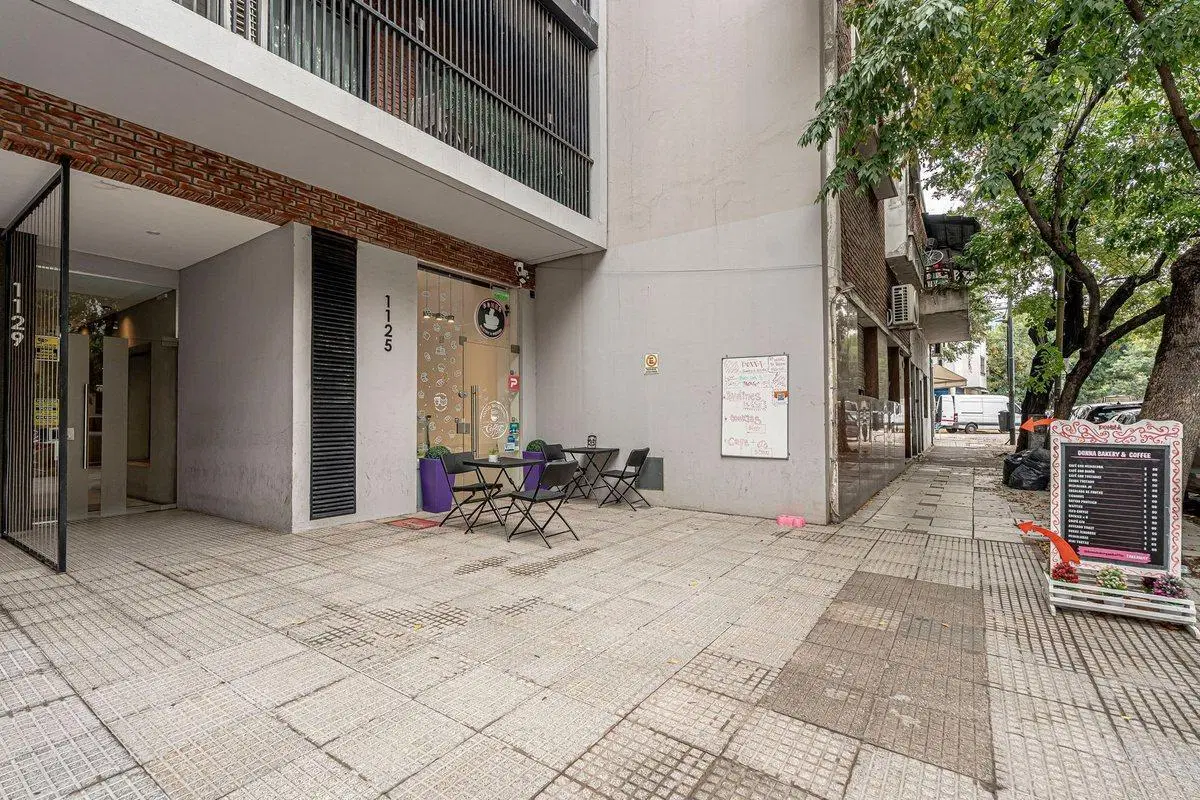 Venta local comercial a la calle Almagro 3