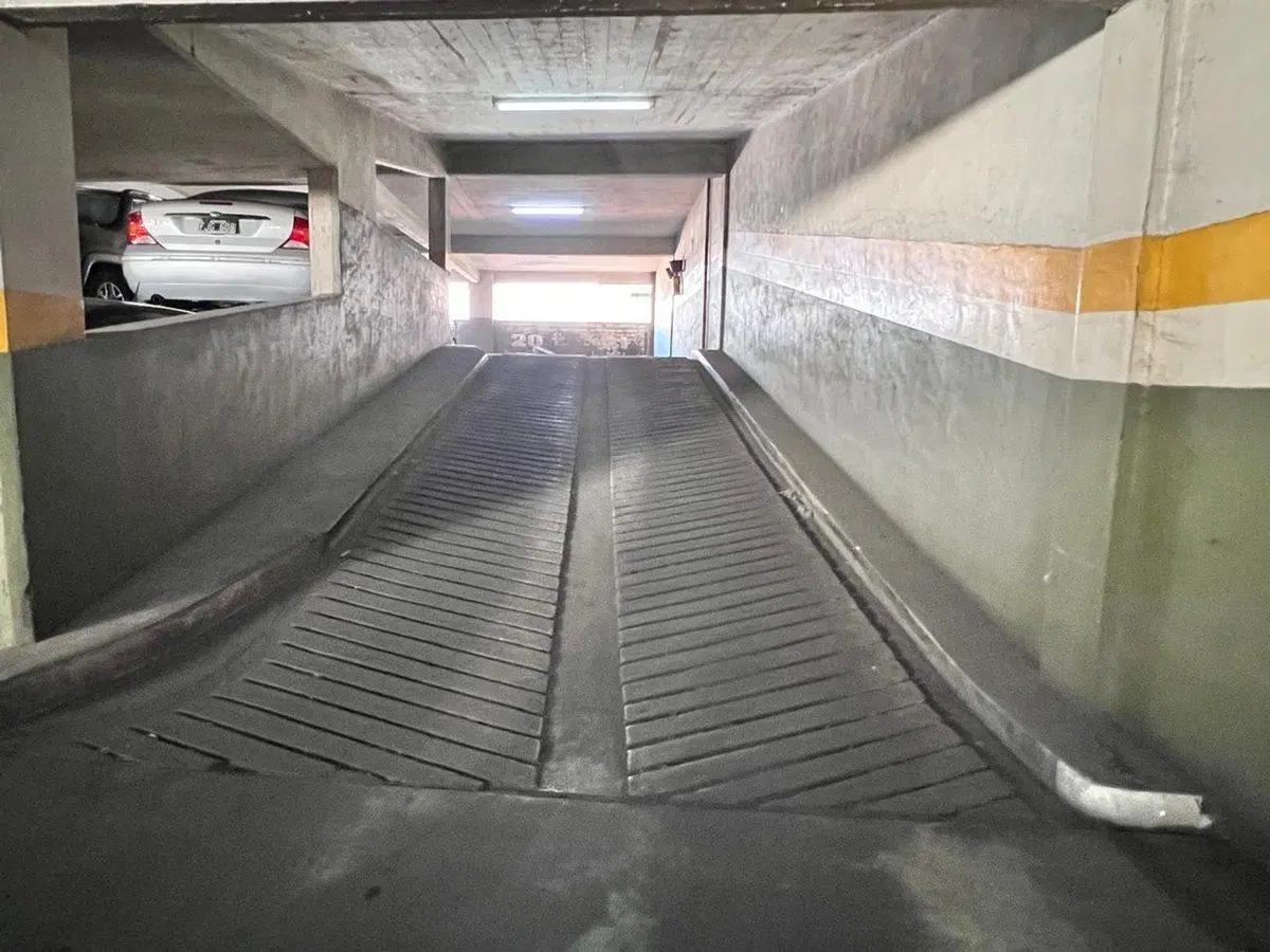Cochera cubierta en Venta, excelente ubicación 2
