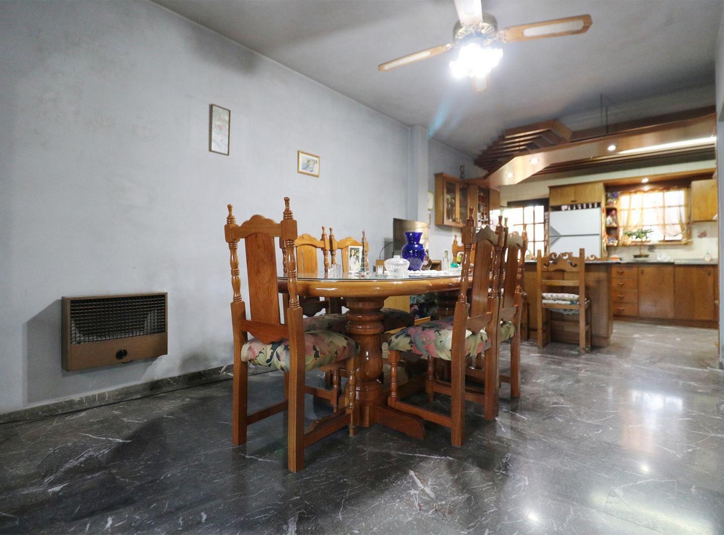 Venta casa 6 amb con local al frente y playroom