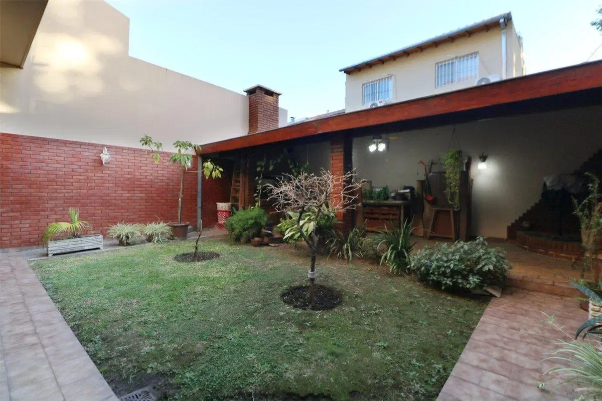 Venta casa 6 amb con local al frente y playroom 4