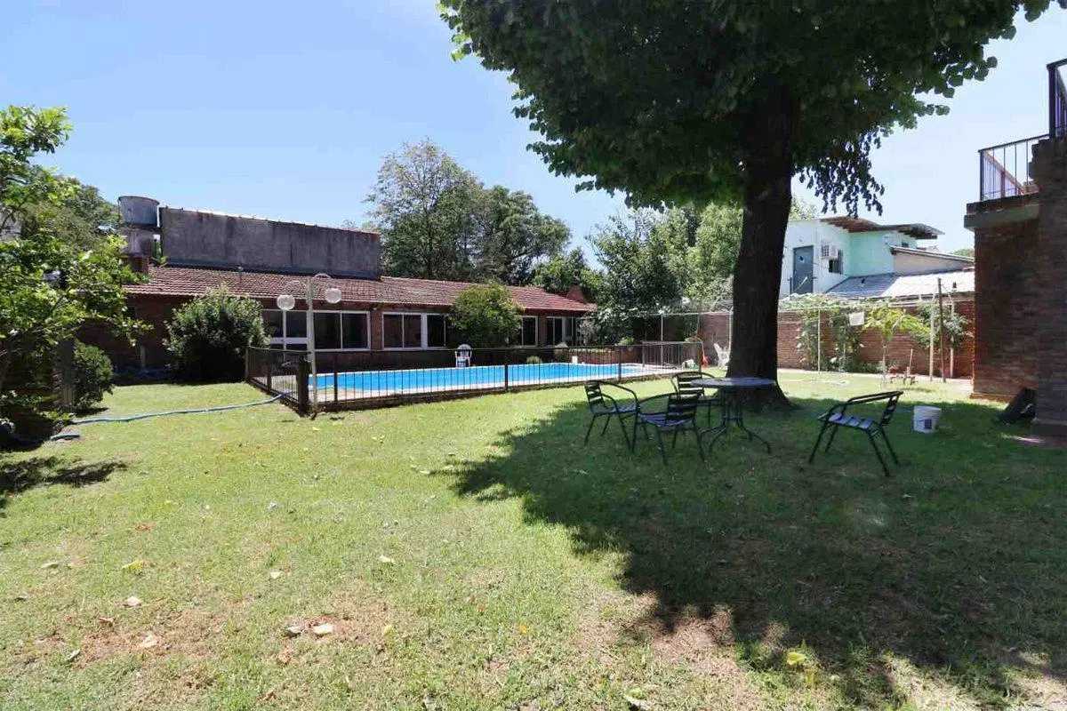 Casa 6 am 2 coch + depto pileta venta Hurlingham 2