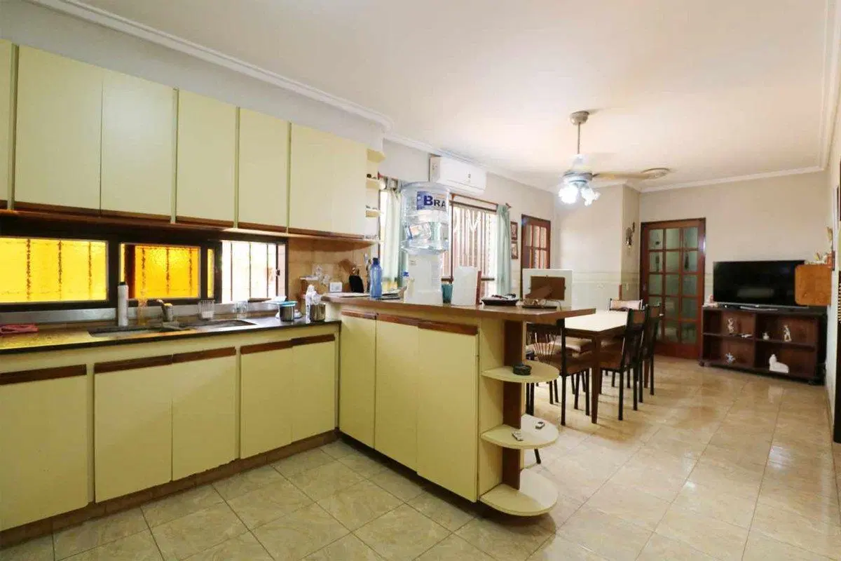 Casa 6 am 2 coch + depto pileta venta Hurlingham 3