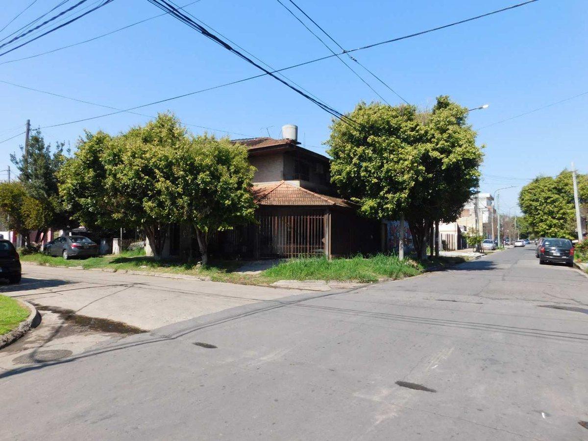VENTA PH 4 AMB + DEPTO 1 AMB + 2 COCHERAS -CASEROS