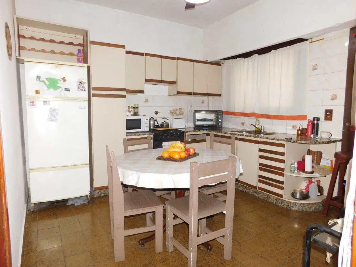 VENTA PH 4 AMB + DEPTO 1 AMB + 2 COCHERAS -CASEROS 3
