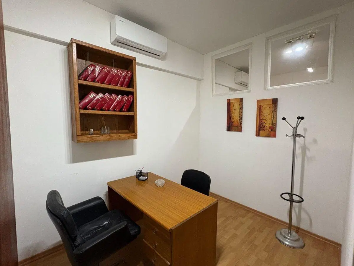 VENTA DE OFICINA CON 2 BOXES - MICROCENTRO 3