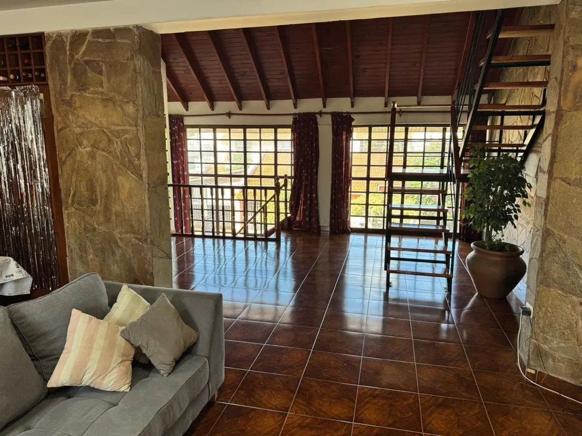 Venta casa de 6 ambientes, cocheras, PERMUTA HAEDO 5