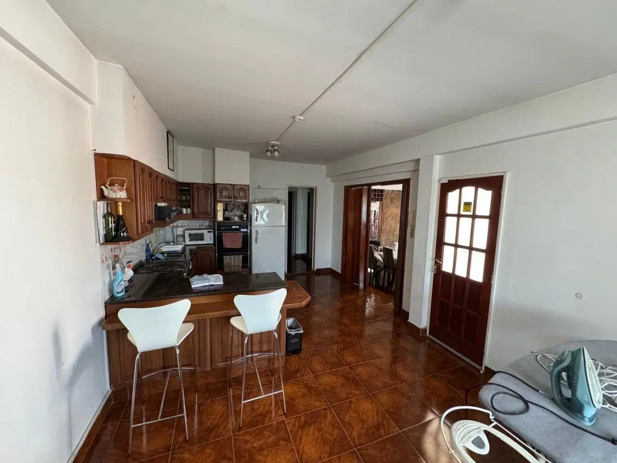 Venta casa de 6 ambientes, cocheras, PERMUTA HAEDO 3