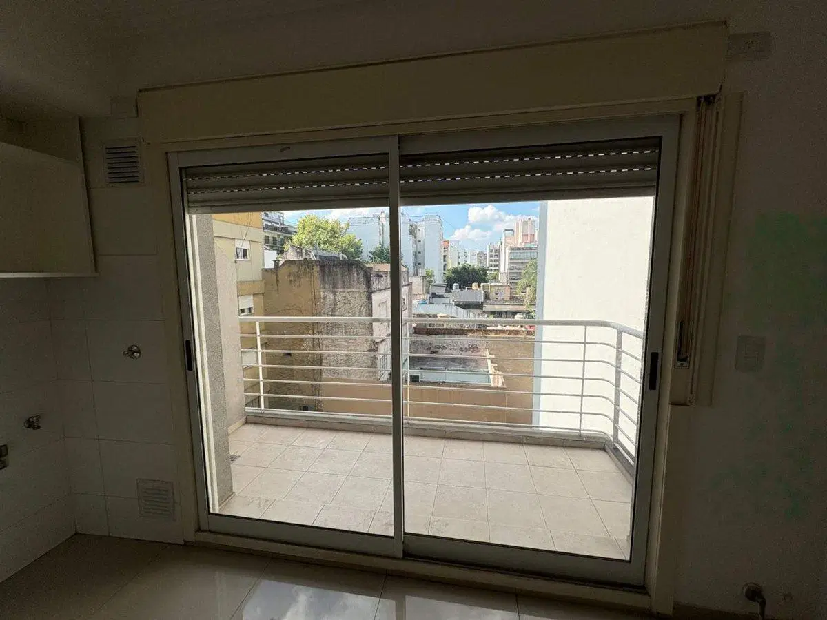 ALQUILER MONOAMBIENTE EN FLORES – 4° PISO LUMINOSO 5