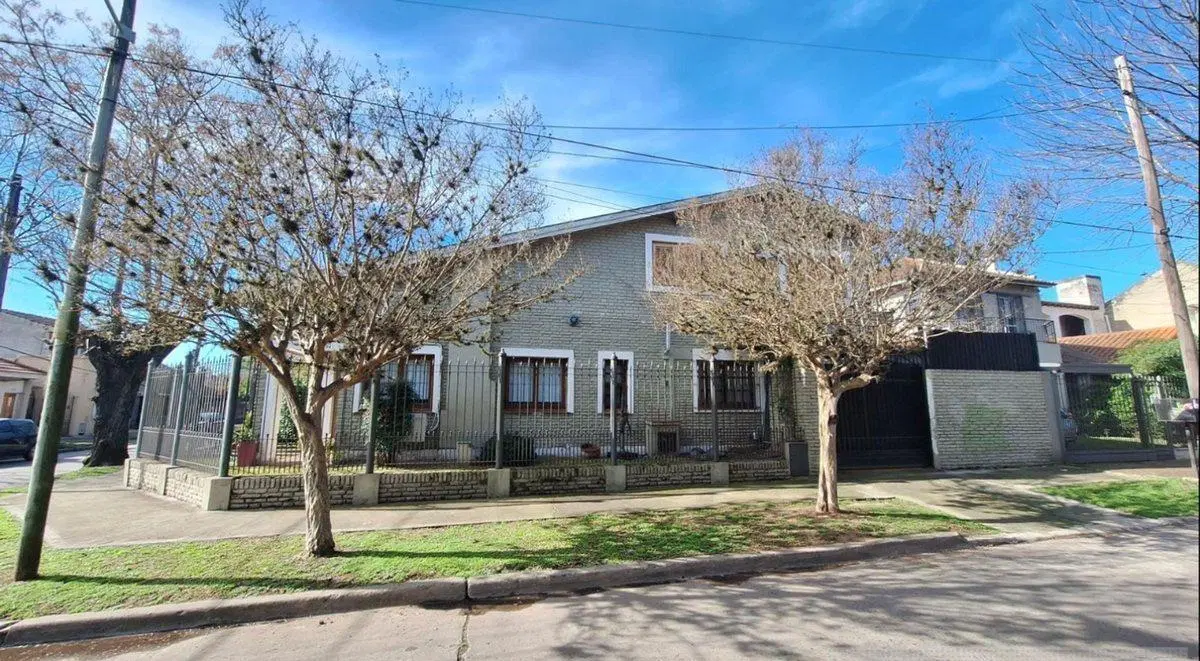 CASA EN VENTA ADROGUÉ QUINCHO Y COCHERA 3