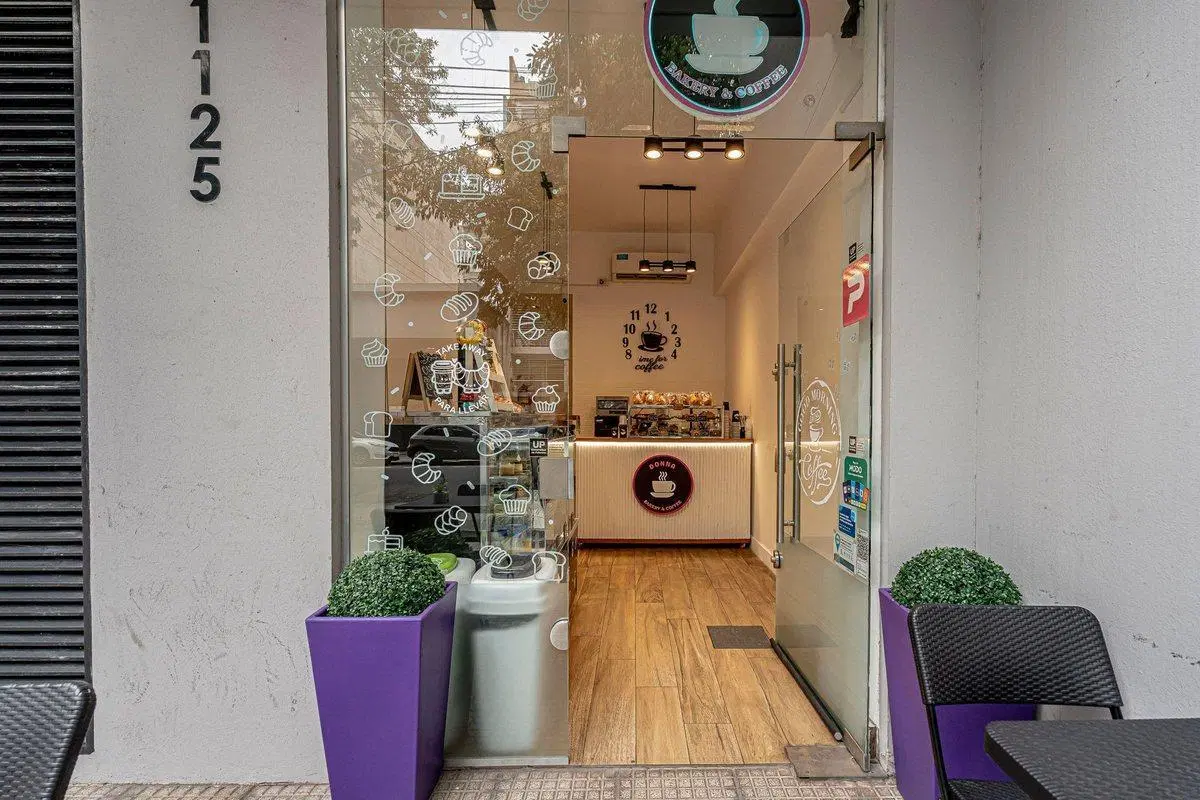 Venta local comercial a la calle Almagro 5