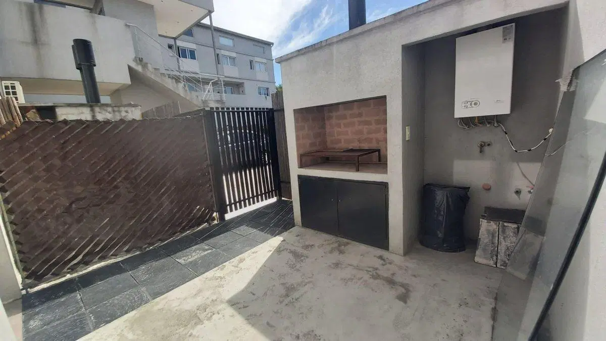 VENTA DEP. 2 1/2 AMBIENTES CON PATIO/PARRI OLIVOS 4