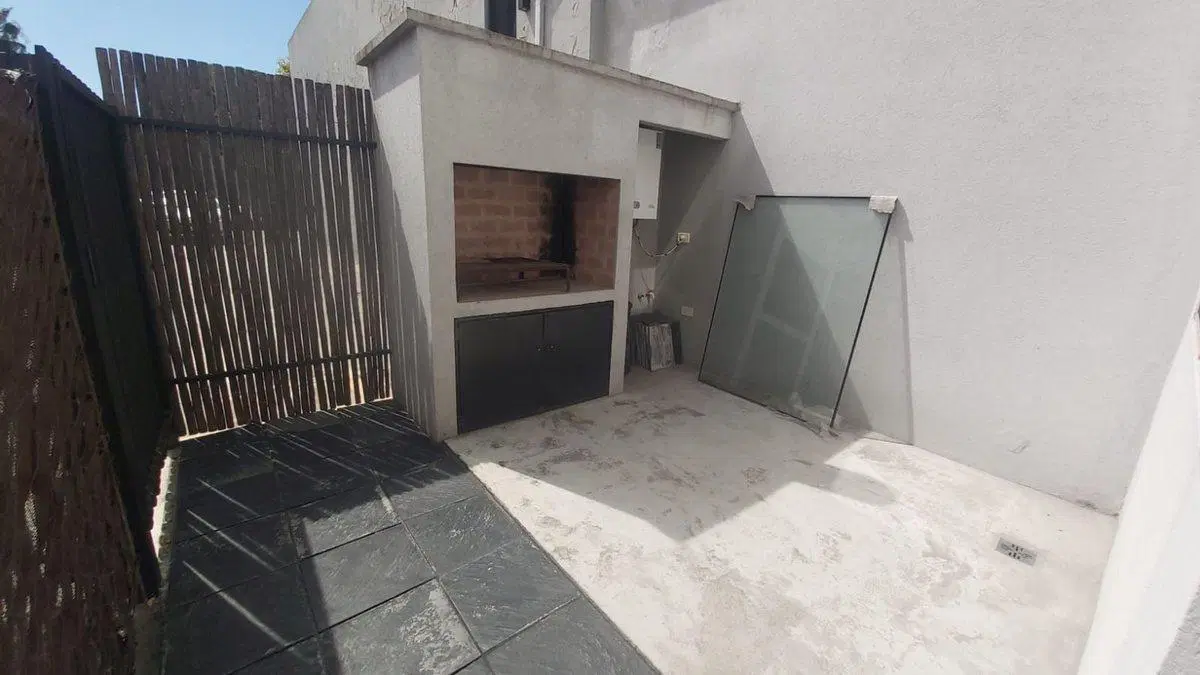 VENTA DEP. 2 1/2 AMBIENTES CON PATIO/PARRI OLIVOS 5