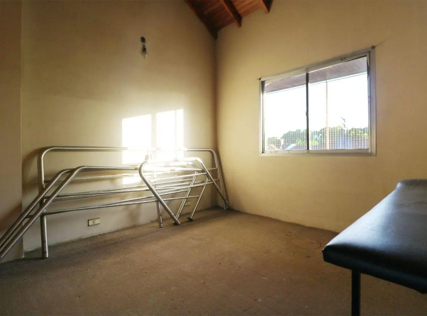 Venta casa 6 amb con local al frente y playroom 4