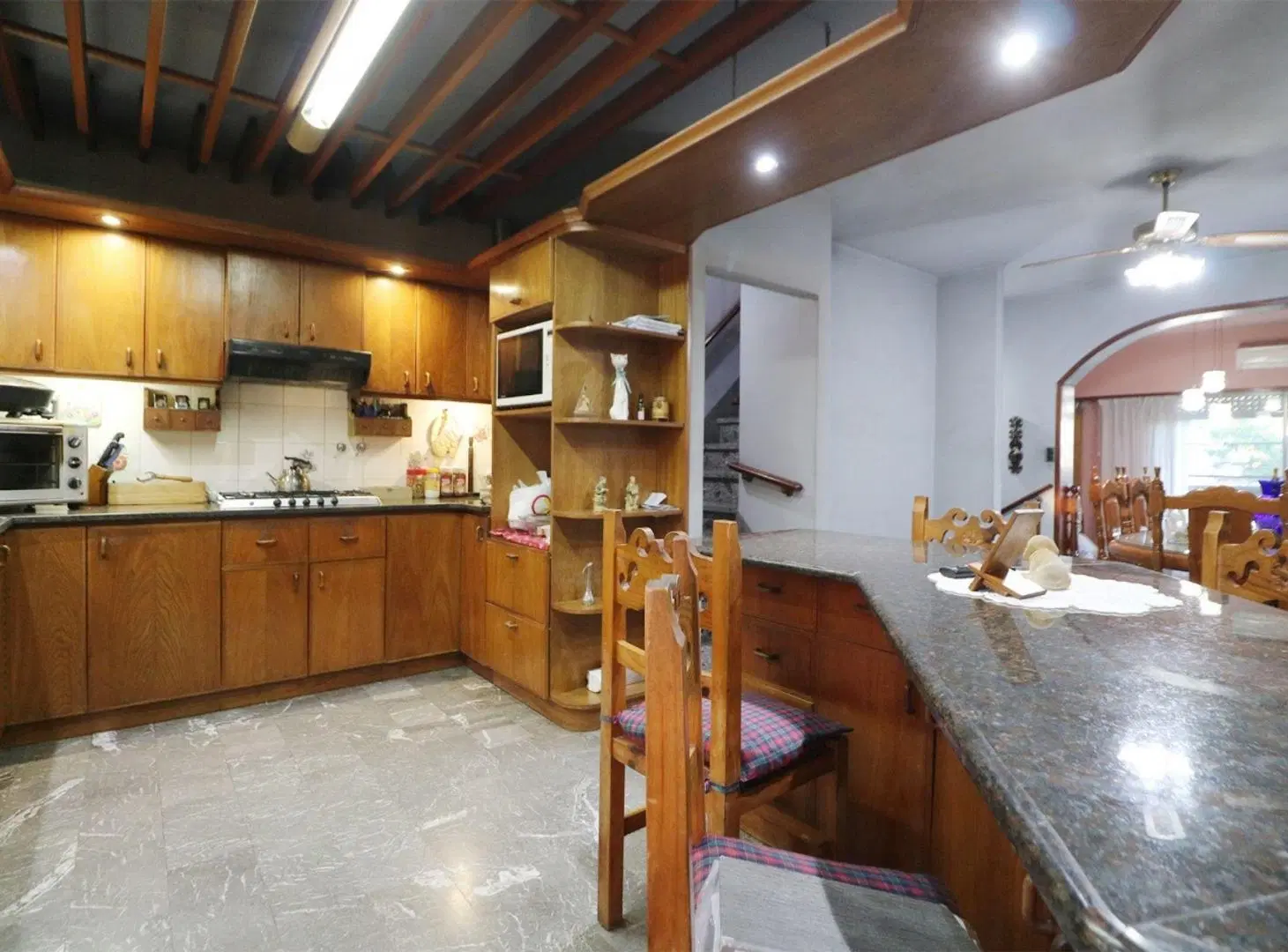 Venta casa 6 amb con local al frente y playroom 2