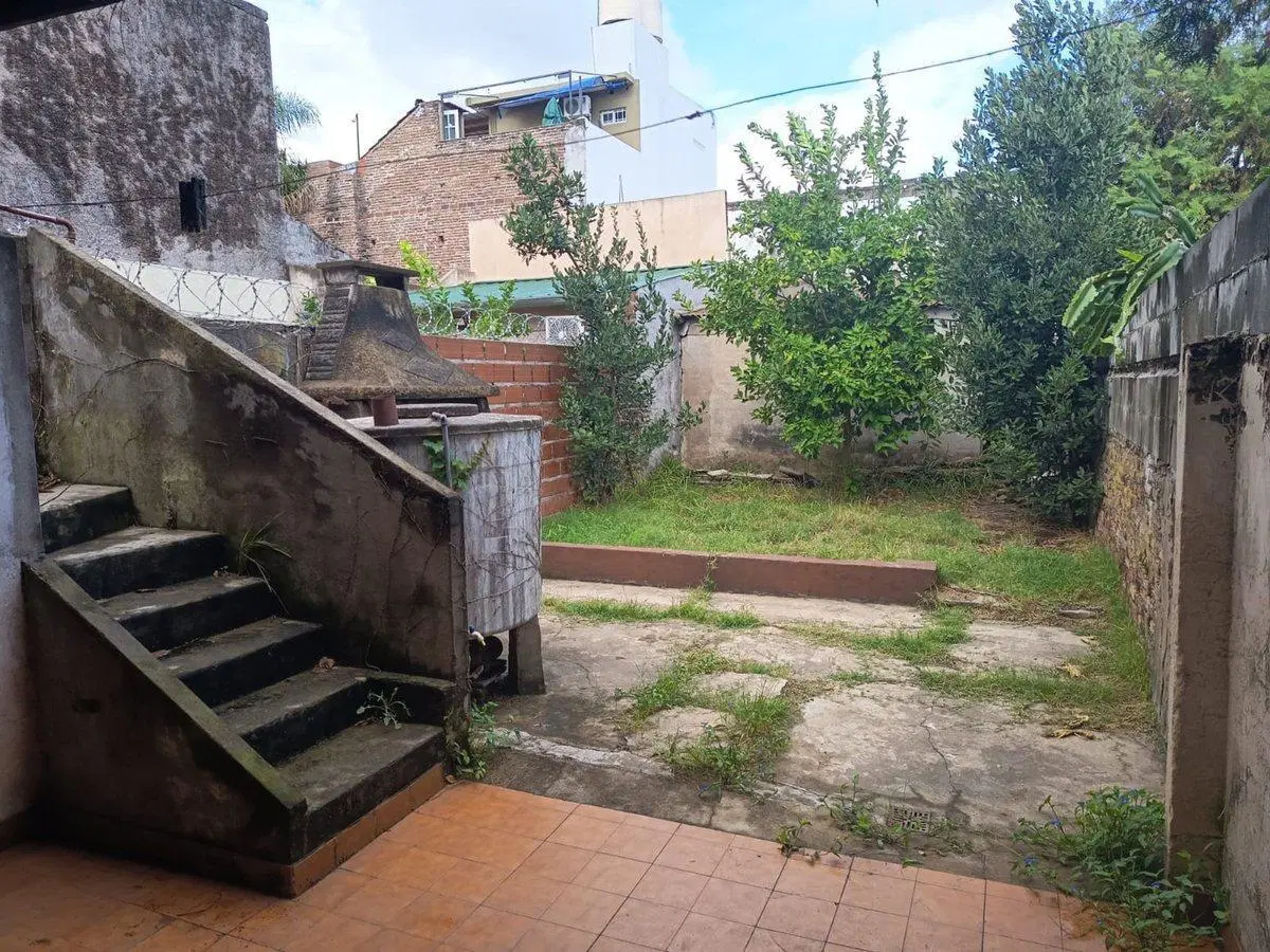 CASA A REFACCIONAR SOBRE LOTE DE 185 METROS 2