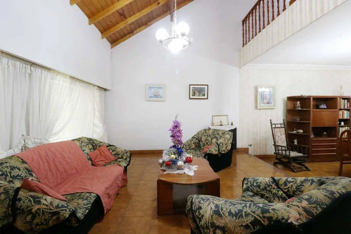 Casa 6 am 2 coch + depto pileta venta Hurlingham 3