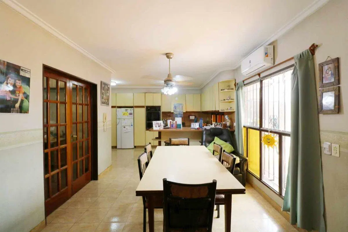 Casa 6 am 2 coch + depto pileta venta Hurlingham 5