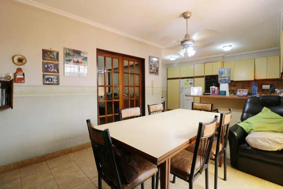 Casa 6 am 2 coch + depto pileta venta Hurlingham 4