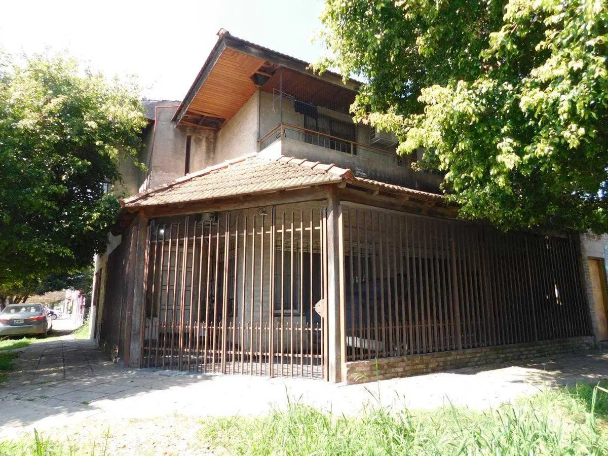 VENTA PH 4 AMB + DEPTO 1 AMB + 2 COCHERAS -CASEROS 2